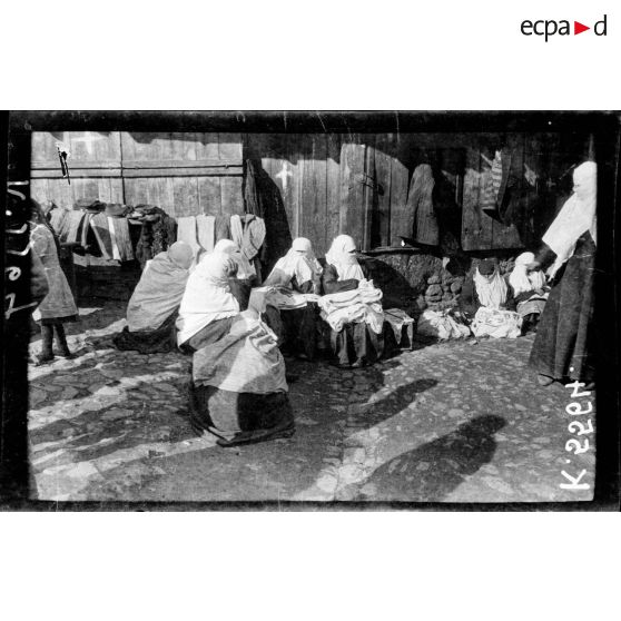 Florina. Femmes musulmanes au marché. [légende d'origine]