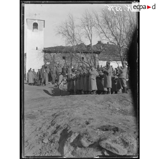 Skocivir. La Musique militaire serbe joue à l'occasion de la nouvelle année. [légende d'origine]