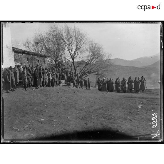 Skocivir. Sortie des officiers serbes et russes de l'église, le nouvel an. [légende d'origine]