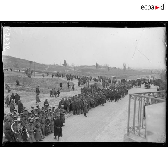 Salonique. Funérailles de Mrs Harley, sœur du Maréchal French. Les musiques des alliés attendent le corps. [légende d'origine]