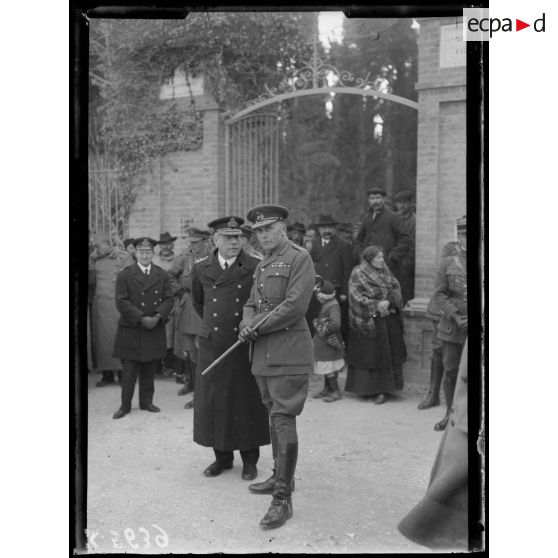 Salonique. Funérailles de Mrs Harley, sœur du Maréchal French. Le général Milne, commandant en chef des armées attend le corps. [légende d'origine]