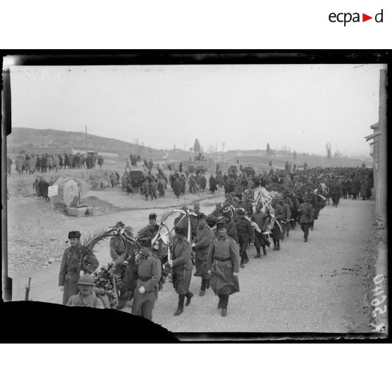 Salonique. Funérailles de Mrs Harley, sœur du Maréchal French. Le convoi en marche. [légende d'origine]