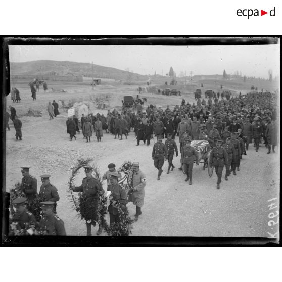 Salonique. Funérailles de Mrs Harley, sœur du Maréchal French. Le char funèbre. Civière à roues pour blessés. [légende d'origine]