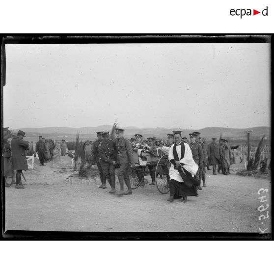 Salonique. Funérailles de Mrs Harley, sœur du Maréchal French. L'arrivée au cimetière. [légende d'origine]