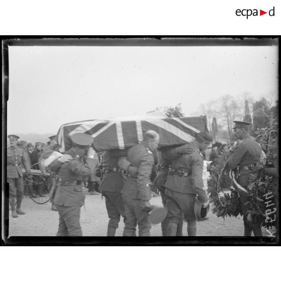 Salonique. Funérailles de Mrs Harley, sœur du Maréchal French. Soldats anglais portant le cercueil recouvert du drapeau anglais. [légende d'origine]