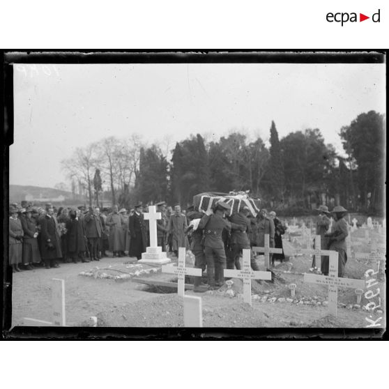 Salonique. Funérailles de Mrs Harley, sœur du Maréchal French. Au cimetière. [légende d'origine]