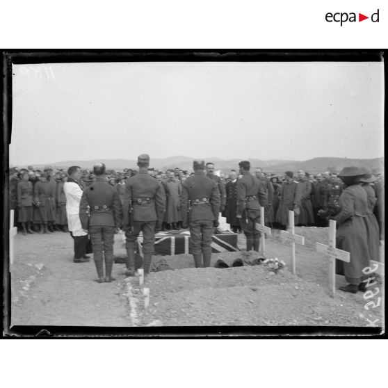 Salonique. Funérailles de Mrs Harley, sœur du Maréchal French. Prières devant le cercueil. [légende d'origine]