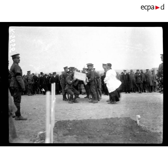 Salonique. Funérailles de Miss Harley, sœur du Maréchal French. Pose du corps dans la tombe. [légende d'origine]