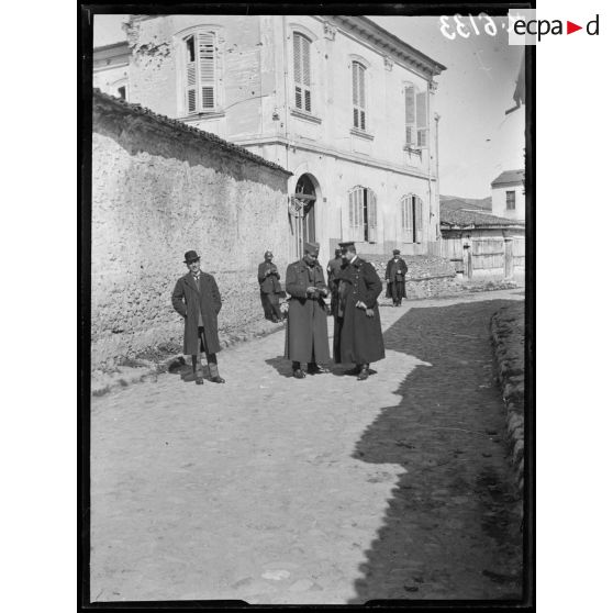 Monastir. Le colonel Vassitch et le préfet dans la ville. [légende d'origine]