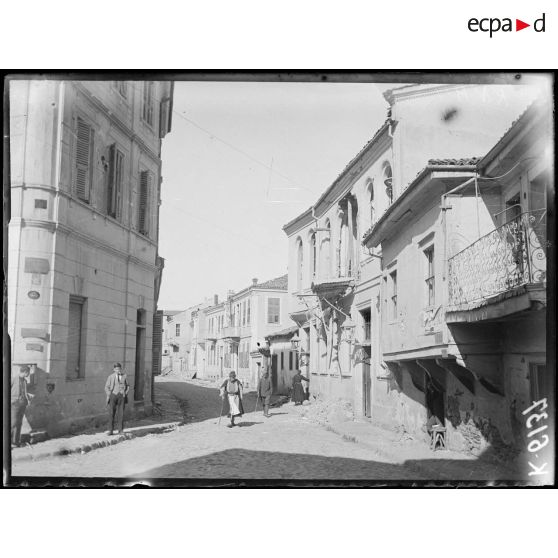 Monastir. Rue et maison bombardée. [légende d'origine]