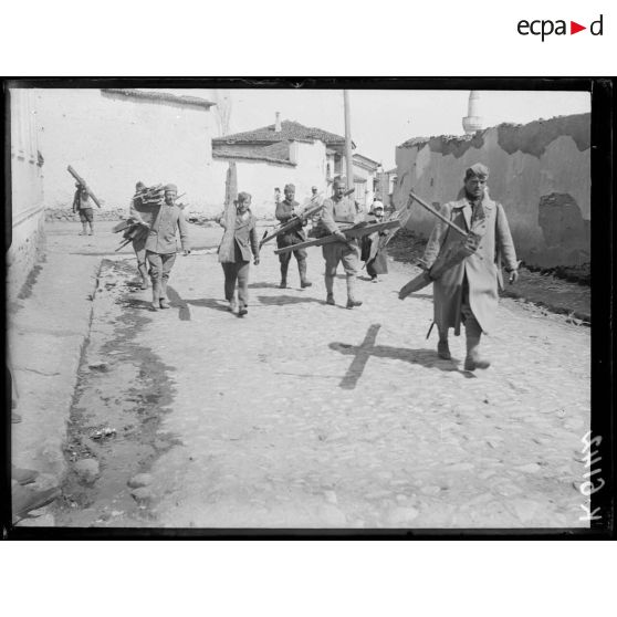 Monastir. La pénurie de bois, soldats ramenant des poutres et débris. [légende d'origine]