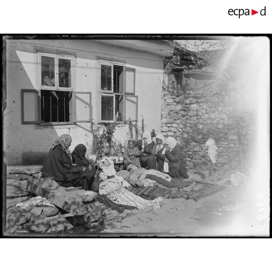 Monastir, en mars 1917. Tués par les gaz [légende d'origine]