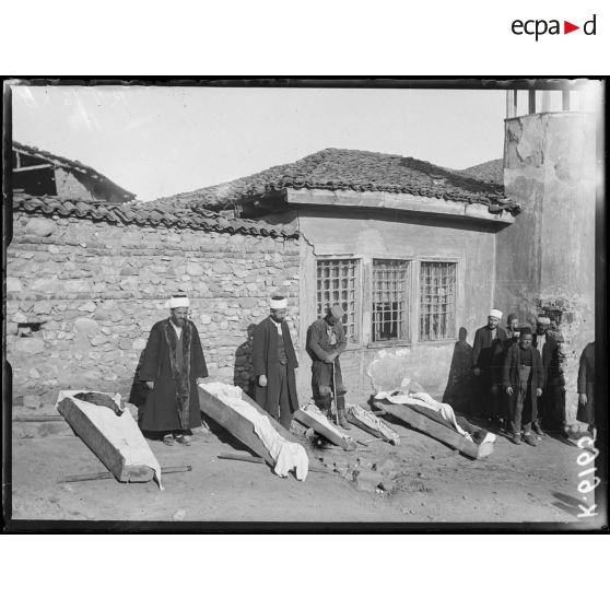 Monastir, en mars 1917. Tués par les gaz [légende d'origine]