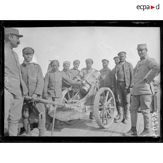 Brusnik. Un Minenwerfer de 170 mm pris par le 175e d'infanterie le 15 mars 1917 sur les hauteurs de Magarevo.  Autour, prisonniers bulgares. [légende d'origine]