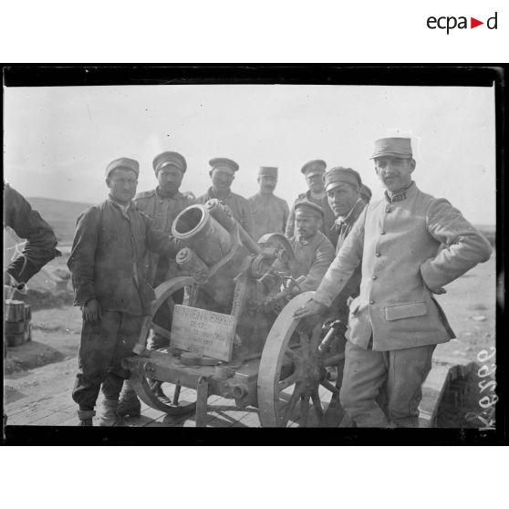 Brusnik. Un Minenwerfer de 170 mm pris par le 175e d'infanterie le 15 mars 1917 sur les hauteurs de Magarevo.  Autour, prisonniers bulgares. [légende d'origine]