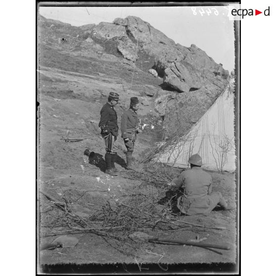 Col de Garvan Koulilé. Camouflage d'une tente avec des branchages. [légende d'origine]