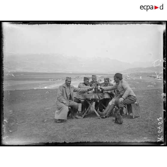 Dobroveni. Chez les Serbes, toast en plein air. [légende d'origine]