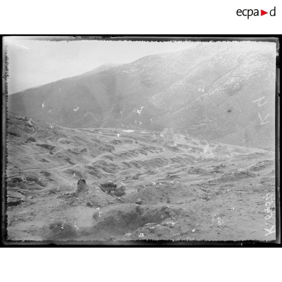 Col de Garvan Kourilé. Près le poste de commandement Tétart. Ancien cantonnement bulgare. [légende d'origine]