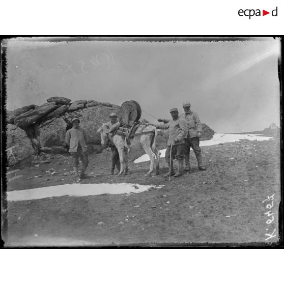 Col de Garvan Kourilé. Téléphonistes posant une ligne. [légende d'origine]