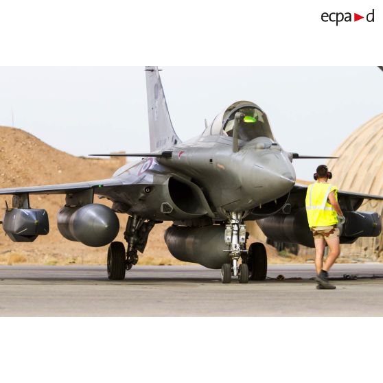 Un avion Rafale de l'escadron de chasse 3/30 Lorraine se tient prêt au décollage sur la piste de la base aérienne projetée (BAP) en Jordanie.