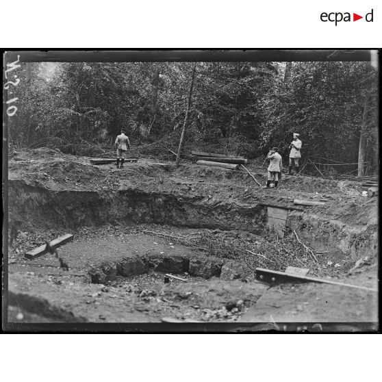 Beaumont-en-Beine (Aisne). Dans le bois de Corbie. Emplacement d'une pièce allemande à longue portée. [légende d'origine]