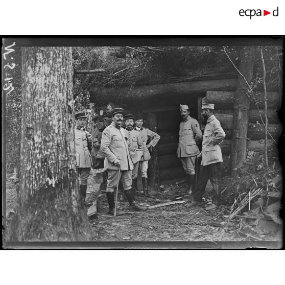 Beaumont-en-Beine (Aisne). Dans le bois de Corbie. Emplacement d'une pièce allemande à longue portée. Un abri pour les servants. [légende d'origine]