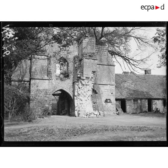 Béhéricourt (Oise). La porte du château. [légende d'origine]