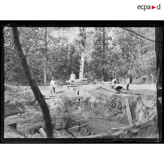 Beaumont-en-Beine (Aisne). Dans le bois de Corbie. Emplacement d'une pièce allemande à longue portée. La clôture en fil barbelé. [légende d'origine]