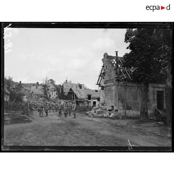 Grandru (Oise). La rue principale du village, soldats du 208e  d'artillerie montant sur ligne. [légende d'origine]