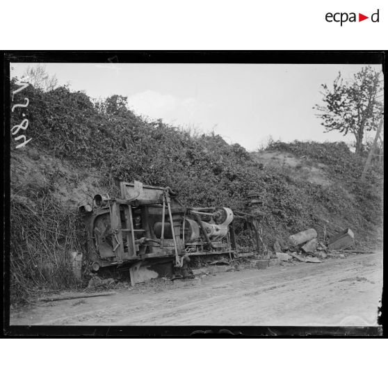 Quesmy (Oise). Camion allemand atteint par un obus français et [?]. [légende d'origine]