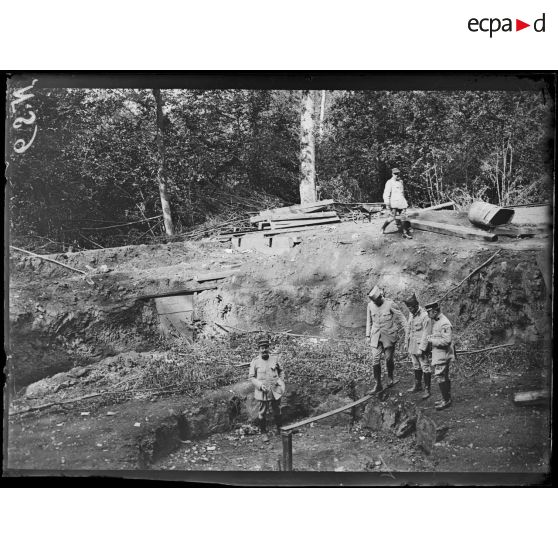 Beaumont-en-Beine (Aisne). Dans le bois de Corbie. Emplacement d'une pièce allemande à longue portée. La clôture en fil barbelé. [légende d'origine]