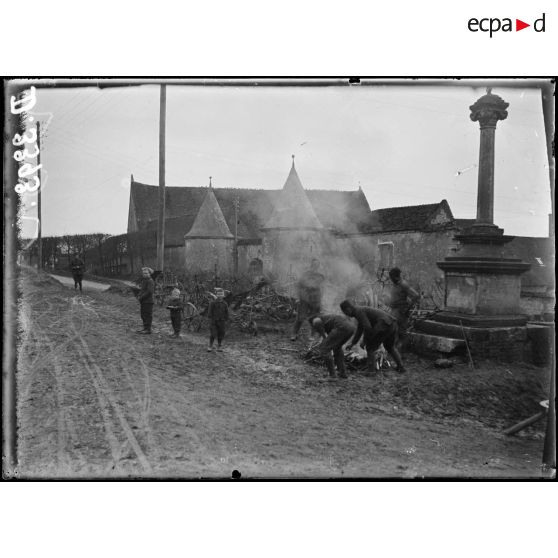 Près de Froissy (Oise), zouaves allumant un feu de bois. [légende d'origine]