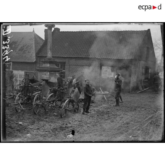 Près de Froissy (Oise), Zouaves posant un cercle sur une voiture. [légende d'origine]