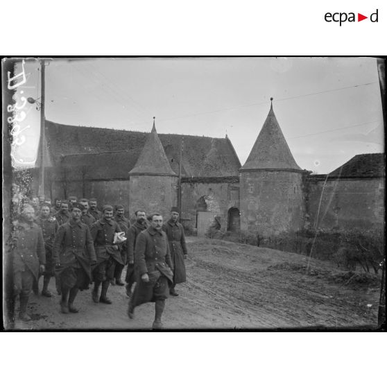 Près de Froissy (Oise), Zouaves revenant de corvée. [légende d'origine]