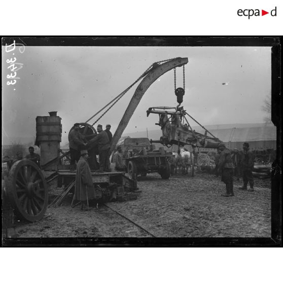 La Neuville-Sire-Bernard (Somme), PEGAN. Chargement sur camion par une grue d'un affût de 155 mm. [légende d'origine]