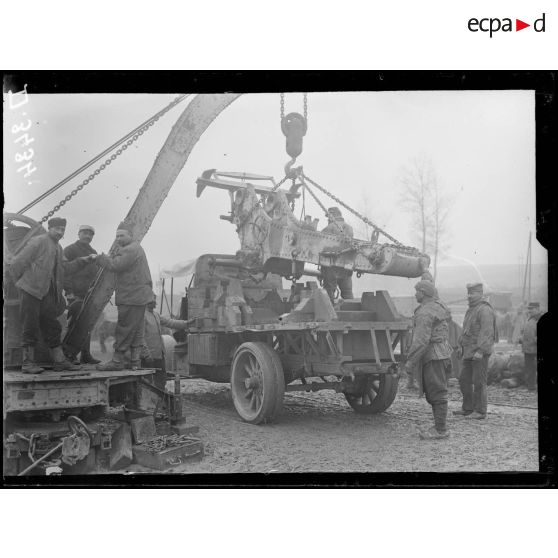 La Neuville-Sire-Bernard (Somme), PEGAN. Chargement sur camion par une grue d'un affût de 155 mm. [légende d'origine]