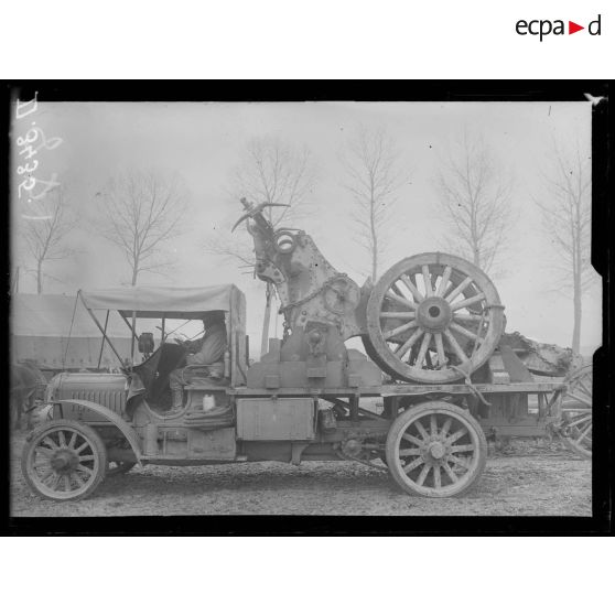 La Neuville-Sire-Bernard (Somme), PEGAN. Chargement sur camion par une grue d'un affût de 155 mm. Le camion chargé, prêt à partir. [légende d'origine]