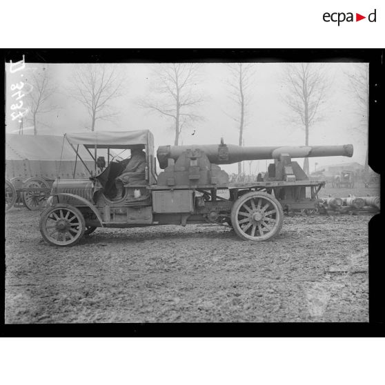 La Neuville-Sire-Bernard (Somme), PEGAN. Le tube de 155 mm long chargé sur le camion. [légende d'origine]