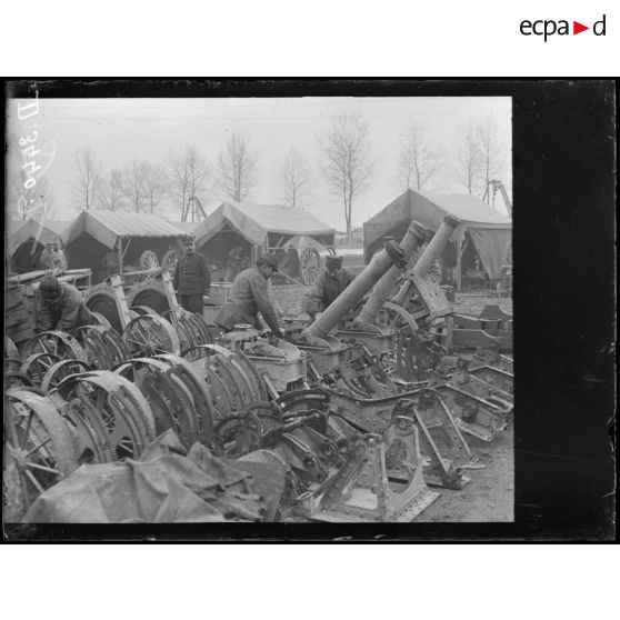 La Neuville-Sire-Bernard (Somme), parc d'équipage du GAN. Réparation des mortiers. [légende d'origine]