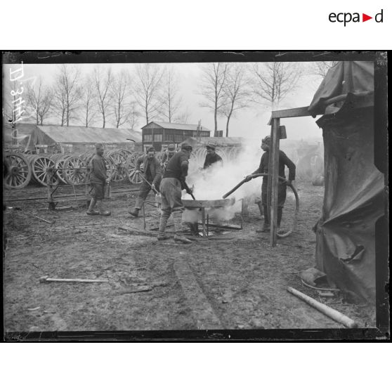 La Neuville-Sire-Bernard (Somme), parc d'équipage du GAN. Embatage de roues de canons de 150 mm. [légende d'origine]