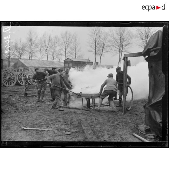 La Neuville-Sire-Bernard (Somme), parc d'équipage du GAN. Embatage de roues de canons de 150 mm. [légende d'origine]