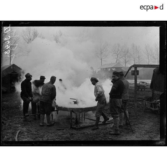 La Neuville-Sire-Bernard (Somme), parc d'équipage du GAN. Embatage de roues de canons de 150 mm. [légende d'origine]