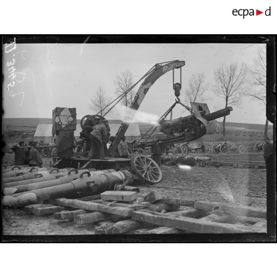 La Neuville-Sire-Bernard (Somme), parc d'équipage du GAN. Chargement d'un 155 court Schneider sur un camion. [légende d'origine]