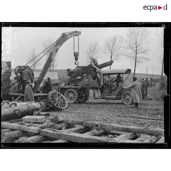 La Neuville-Sire-Bernard (Somme), parc d'équipage du GAN. Départ d’un camion chargé d’un 155 court Schneider. [légende d'origine]