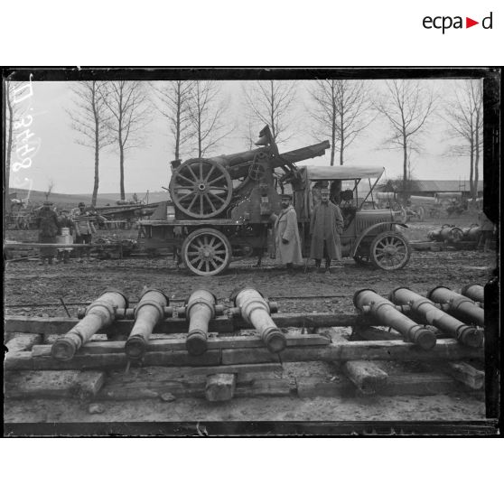 La Neuville-Sire-Bernard (Somme), parc d'équipage du GAN. Camion chargé d’un 155 court Schneider. [légende d'origine]