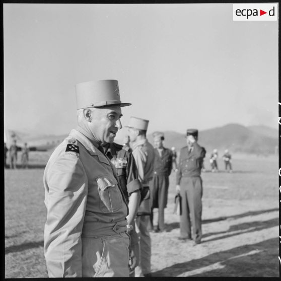 Arrivée du général Navarre, commandant en chef en Indochine, sur le camp de Diên Biên Phu.