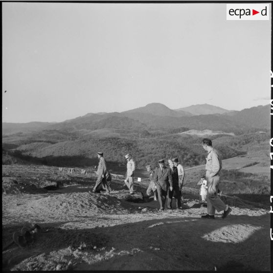 Le général Navarre inspecte un des points d'appui du sous-secteur centre du camp de Diên Biên Phu.