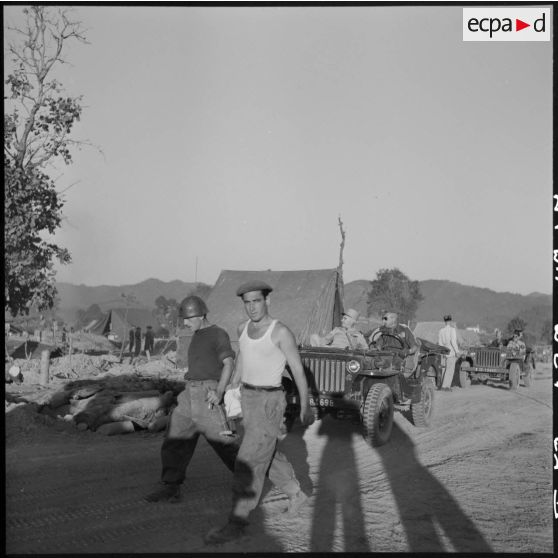 Le général Navarre circule à bord d'une jeep conduite par le colonel de Castries, au cours d'une visite des centres de résistance du camp fortifié de Diên Biên Phu.