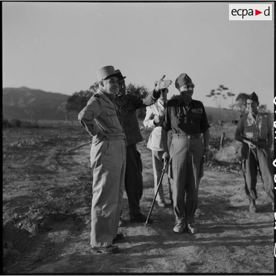 Le général Navarre inspecte un point d'appui du camp fortifié de Diên Biên Phu.