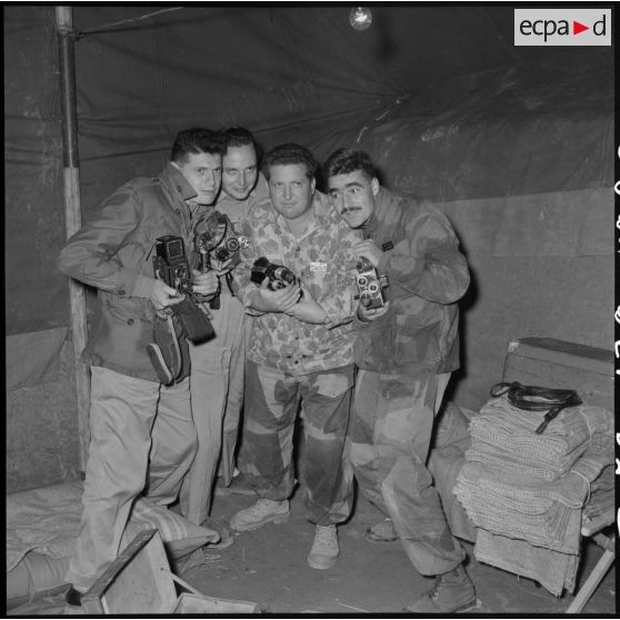 Les reporters du Service presse information (SPI) dans un abri souterrain du camp fortifié de Diên Biên Phu.